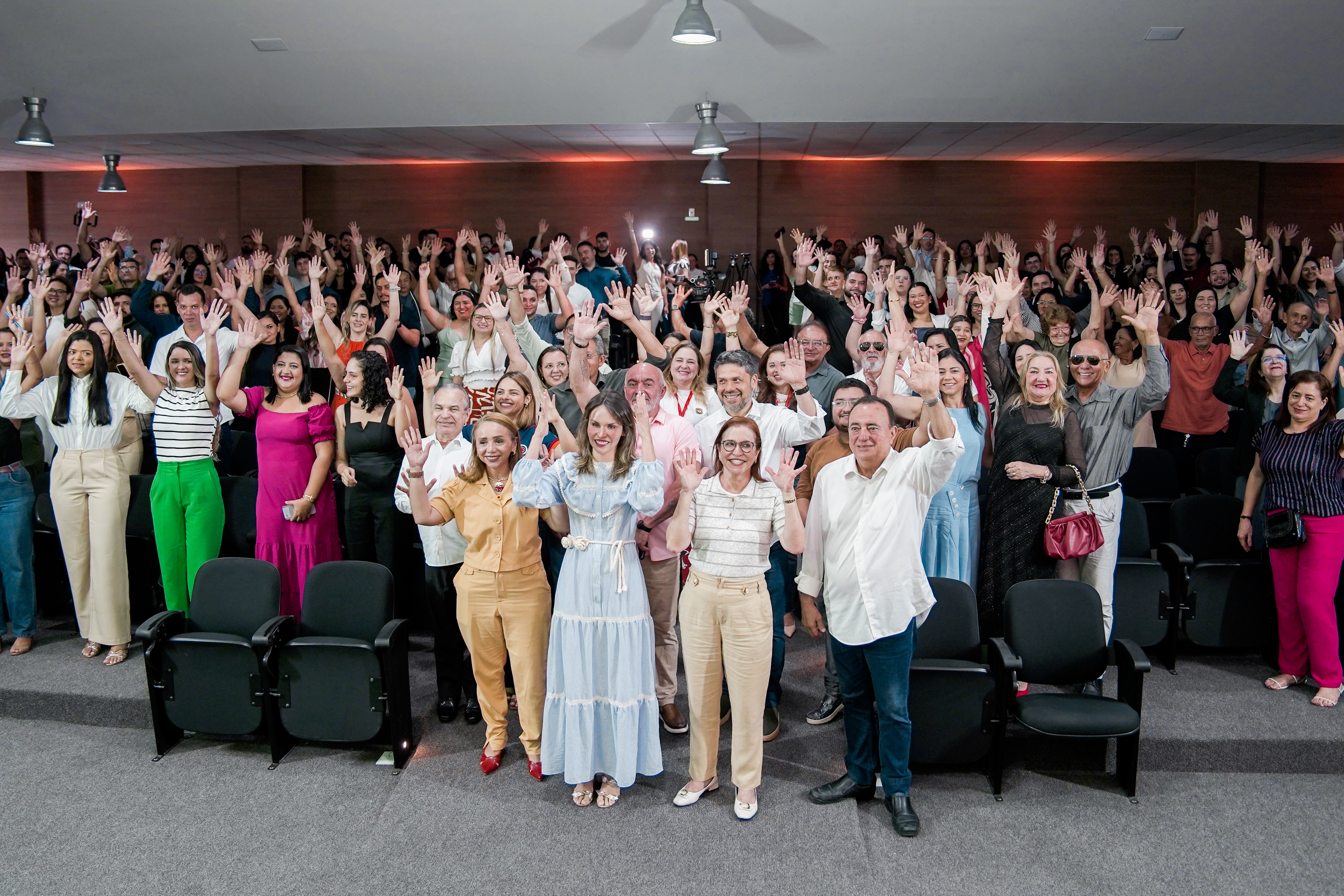 grupo de pessoas posa para a foto